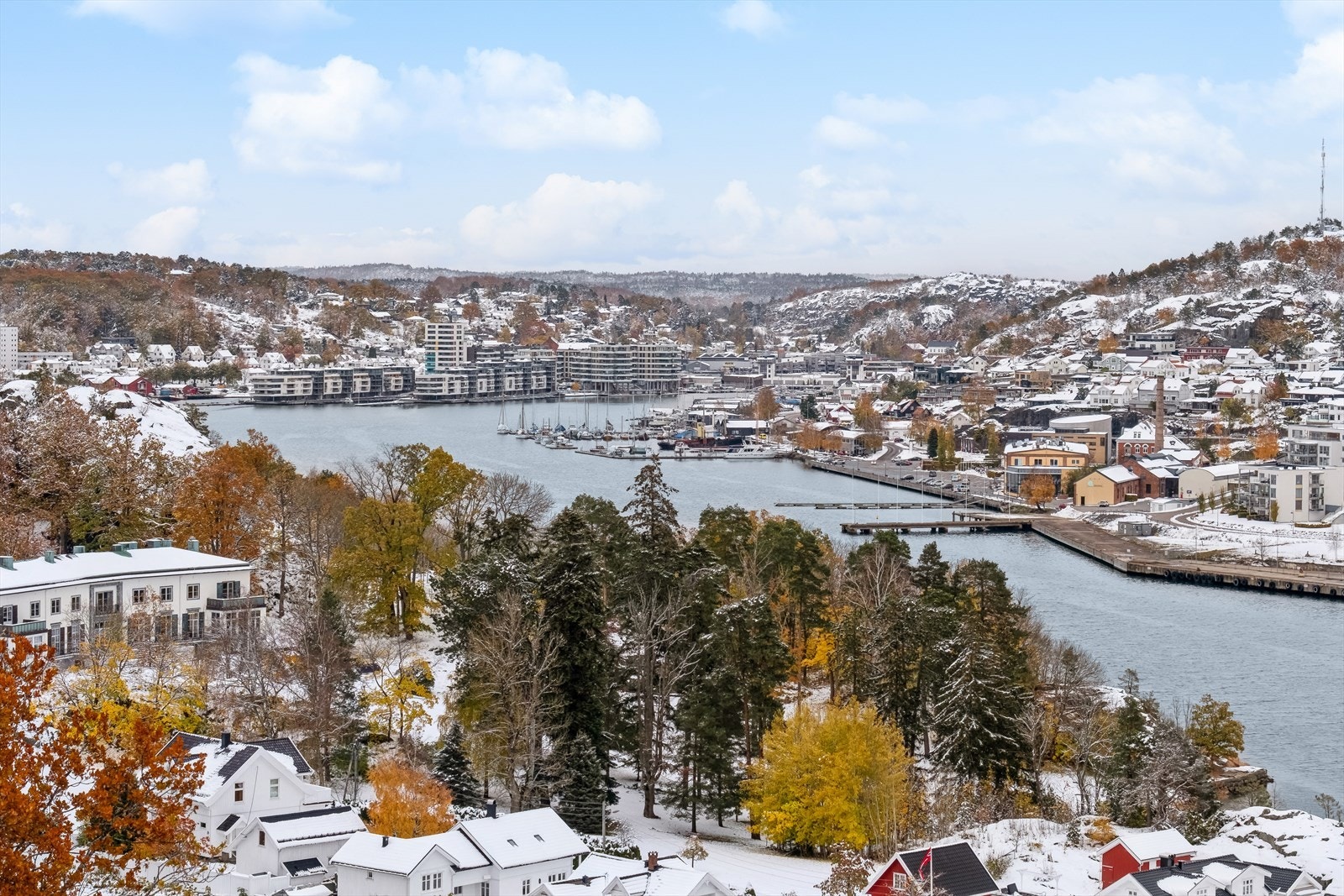 Wenche Beyer v/DNB eiendom ønsker deg velkommen til en romslig 3-roms obligasjonsleilighet med adresse Sjøstrand 8! Galleribilde