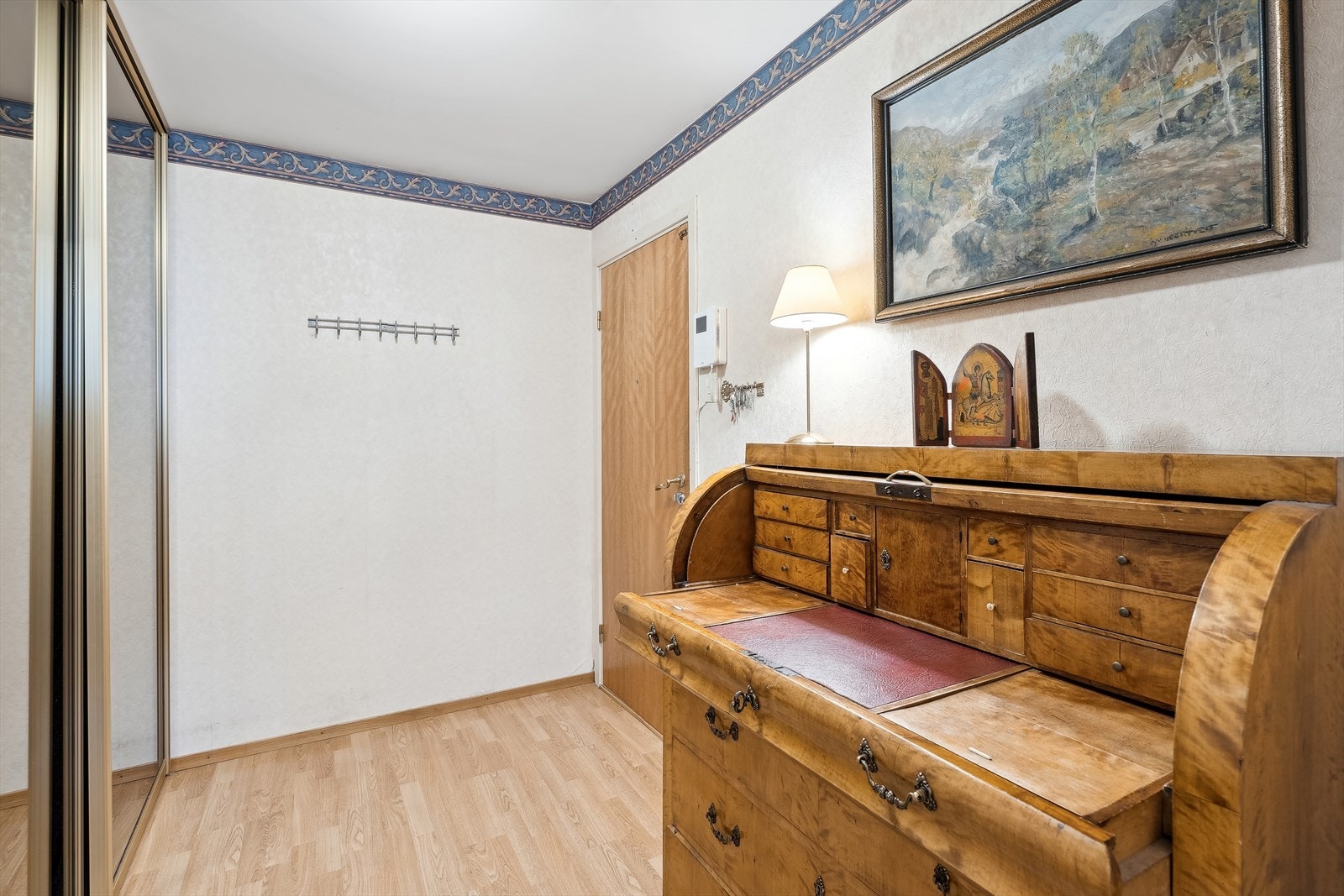 Entréen har skyvedørsgarderobe med speilfronter. Dørtelefon. Galleribilde