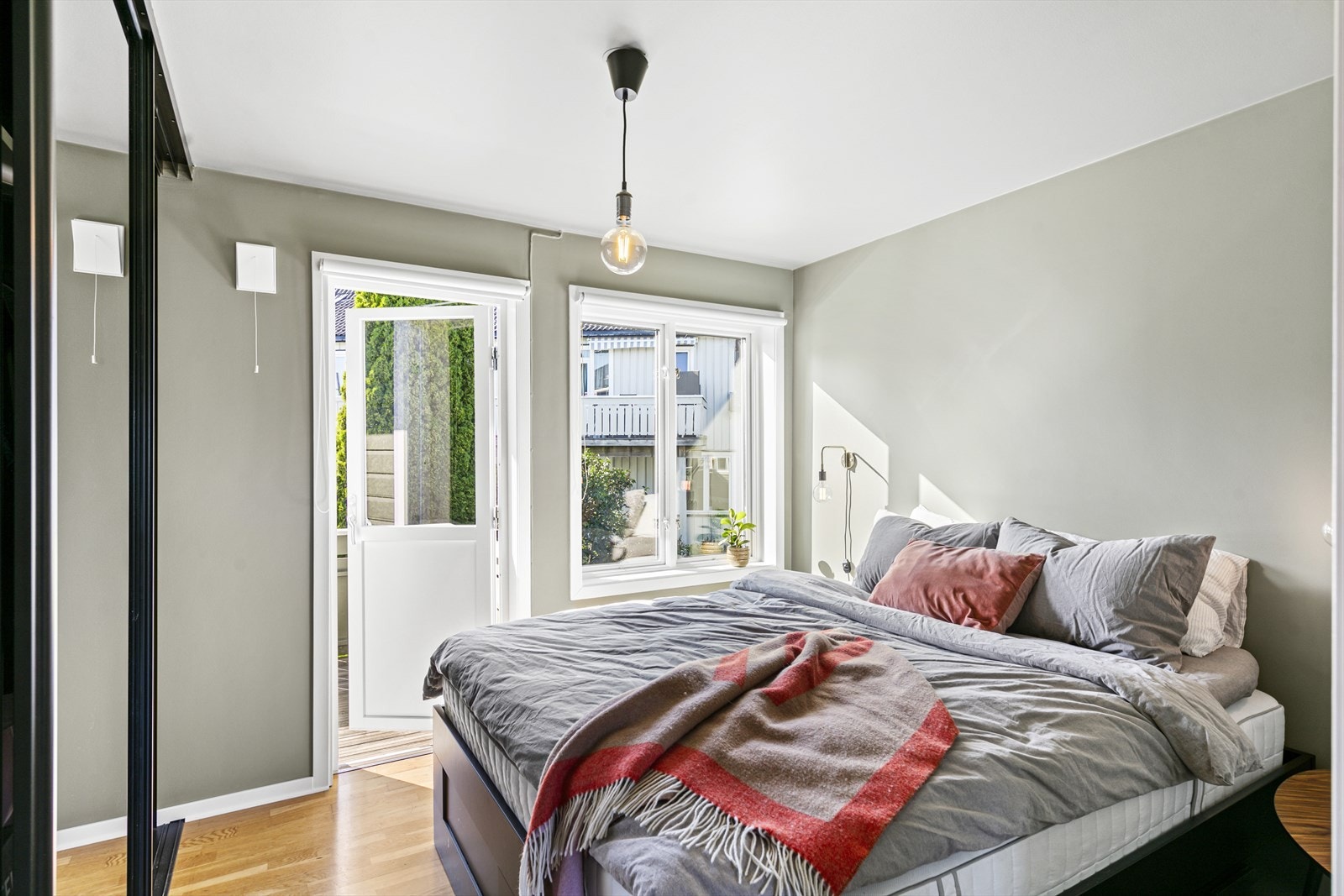 Romslig soverom med stor skyvedørsgarderobe. Galleribilde