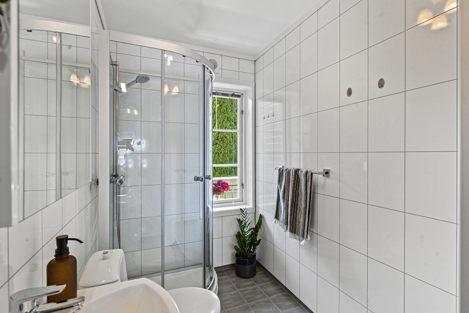Badet er vesentlig oppusset i 2011 med flislagt gulv, gulvvarme, våtromsplater på vegger og malt himling. Galleribilde