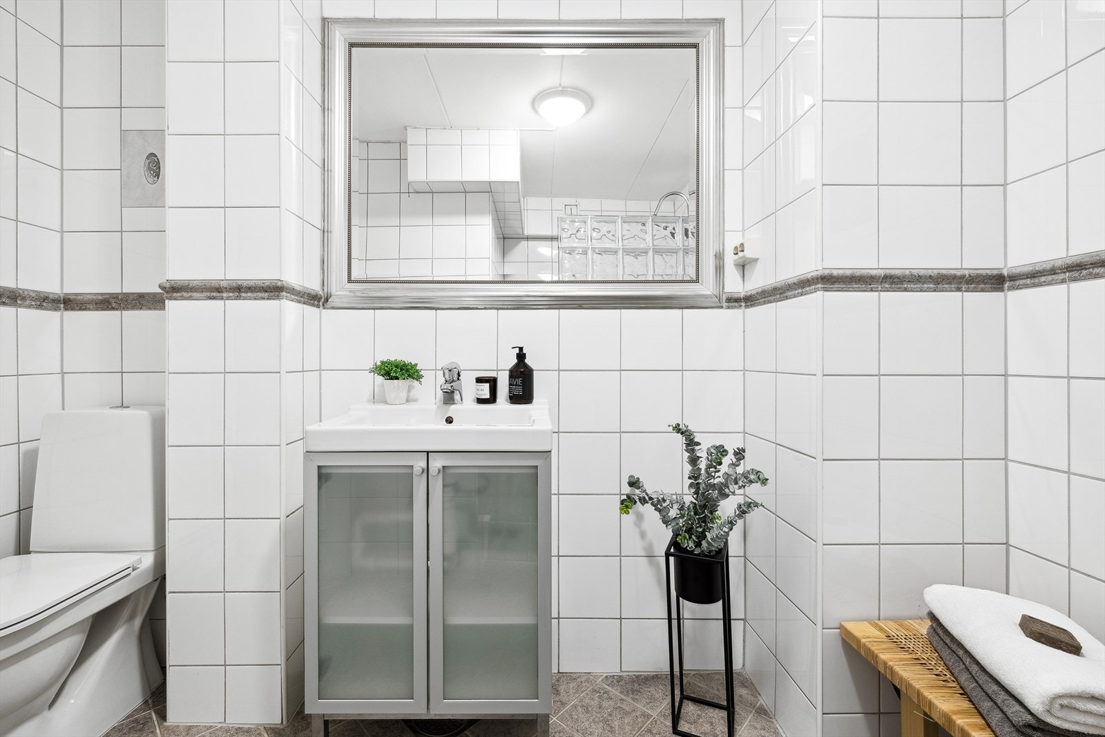 Rommet er innredet med toalett, dusjnisje, samt innredning med servant og speil. Galleribilde