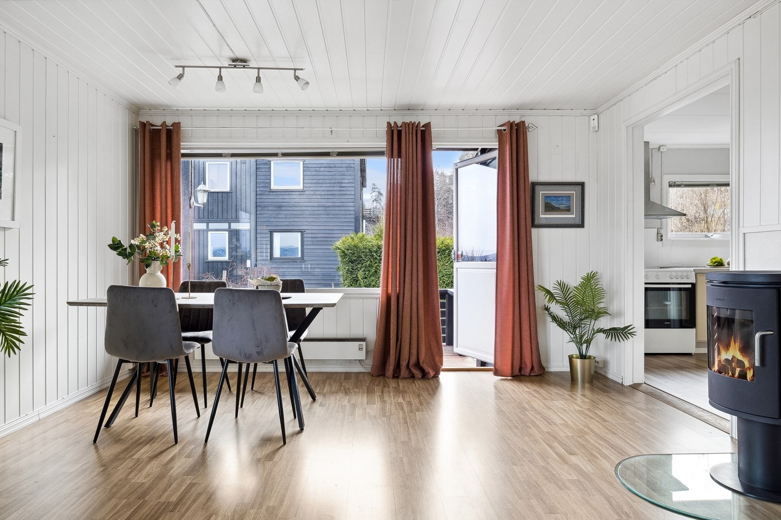 Direkte utgang til en sydvent terrasse og hage. Galleribilde