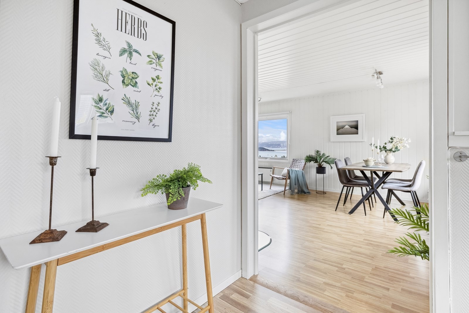 KJøkkenet ligger delvis åpent mot stue, som er mer sosialt ved besøk. Galleribilde