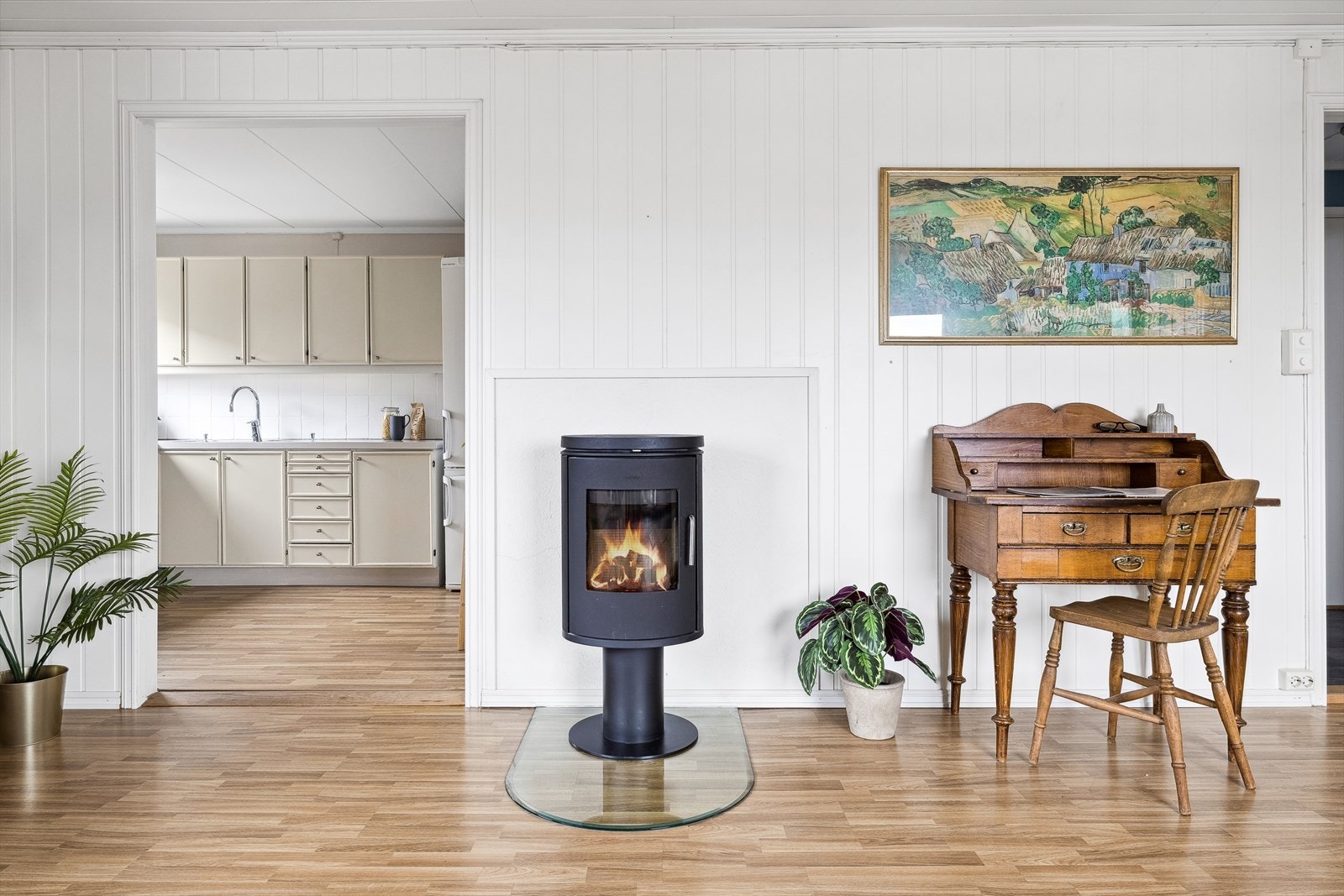 Det er montert peisovn for både varme og hygge på kalde dager. Galleribilde