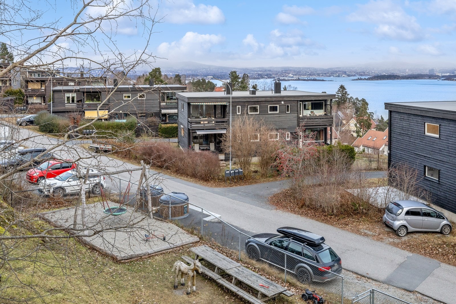 Leiligheten ligger i et veletablert småhusområde med rolige omgivelser. Galleribilde