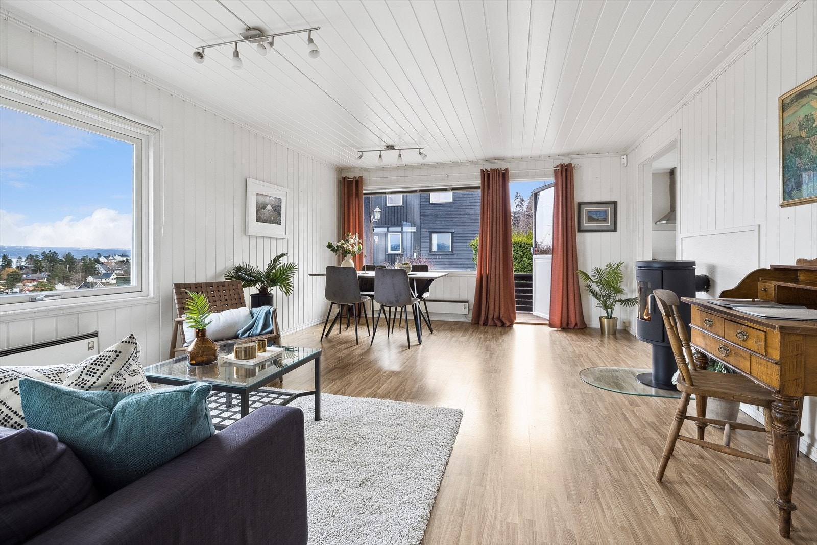 Stuen er romslig og har god plass til flere møbleringsmuligheter for å skape den stuen du selv ønsker. Galleribilde