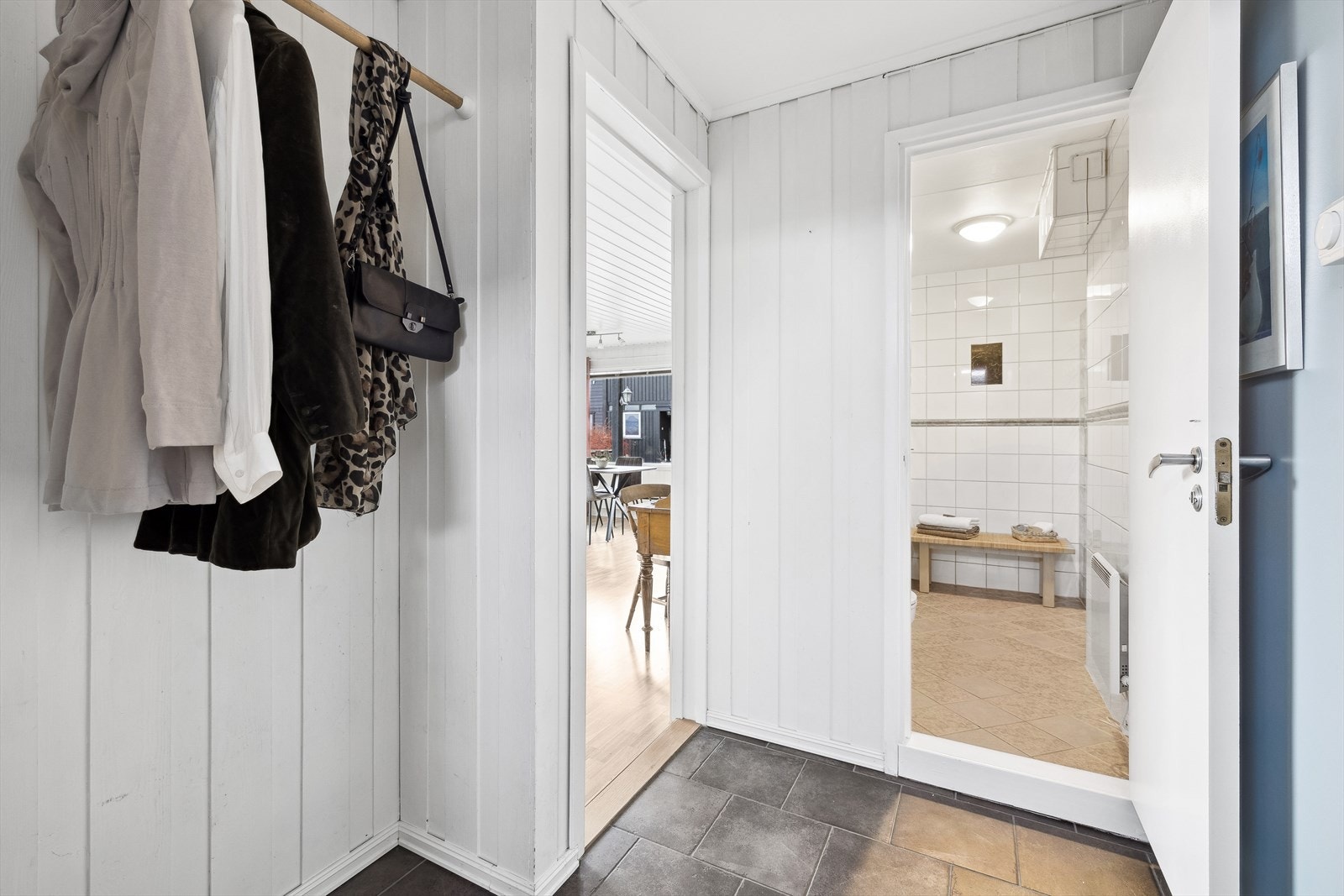 Her ønskes du velkommen inn i lys entré og videre inn i gang med god plass til å henge fra deg ytterklær. Galleribilde
