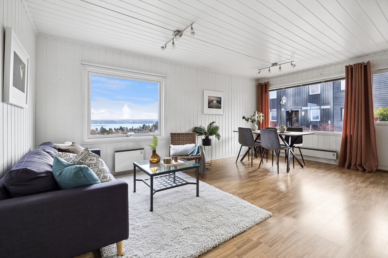 I stuen er det flere vindusflater som slipper inn mye naturlig lys og skaper en god atmosfære i rommet. Galleribilde