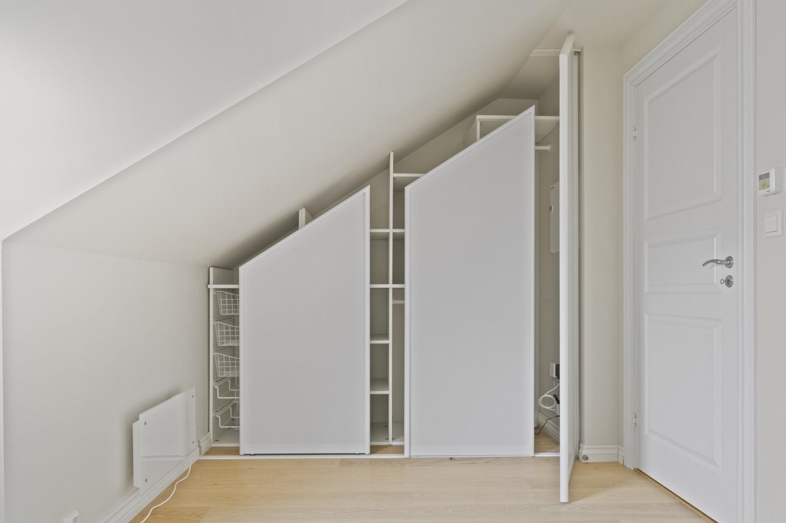 Soverom 2 med skyvedørsgarderobe. Galleribilde