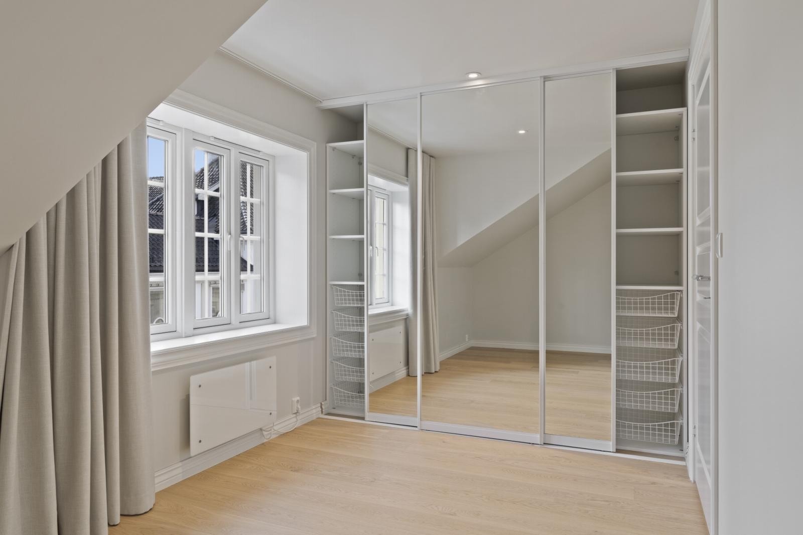 Soverom 1 med skyvedørsgarderobe. Galleribilde