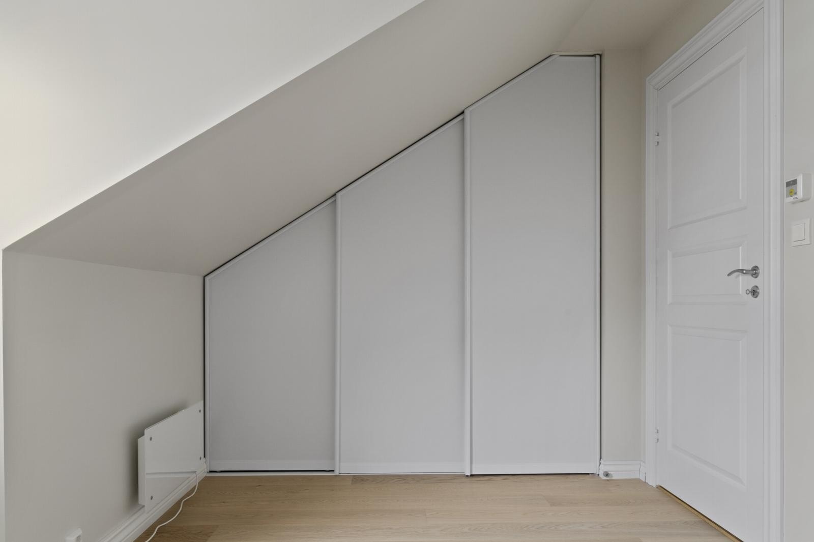Soverom 2 med skyvedørsgarderobe. Galleribilde