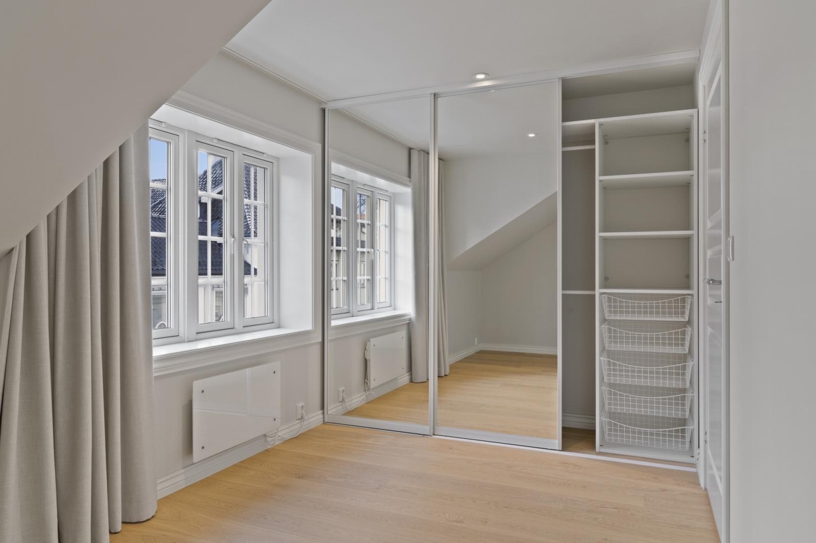Soverom 1 med skyvedørsgarderobe. Galleribilde