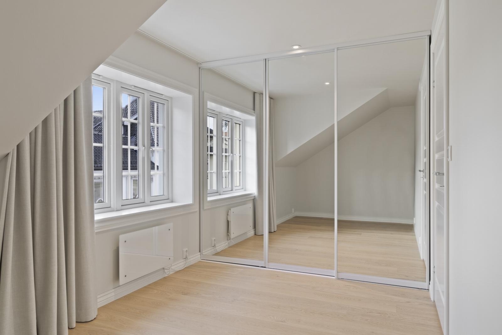 Soverom 1 med skyvedørsgarderobe. Galleribilde