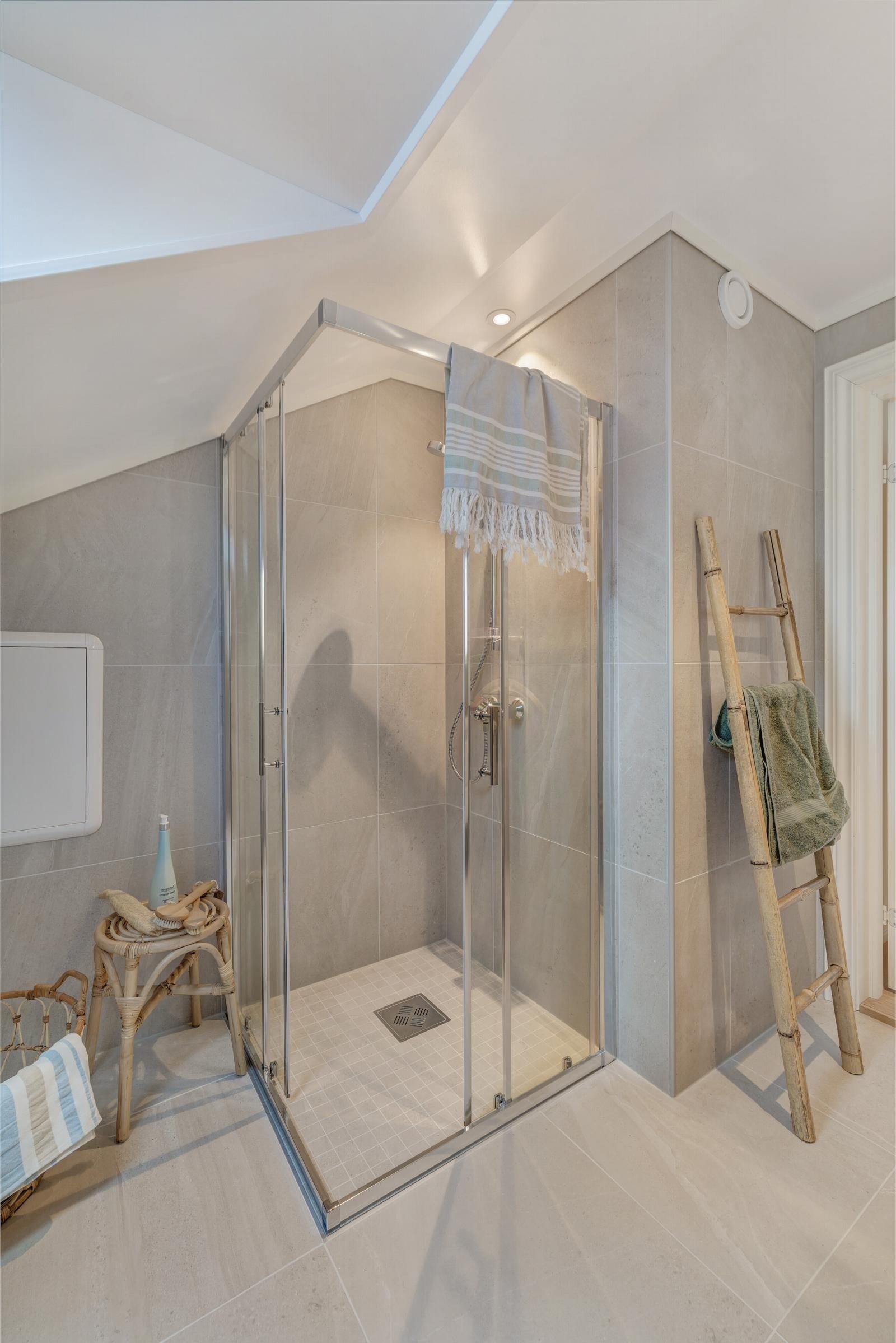 Lekkert bad/wc med opplegg til vaskemaskin. Galleribilde