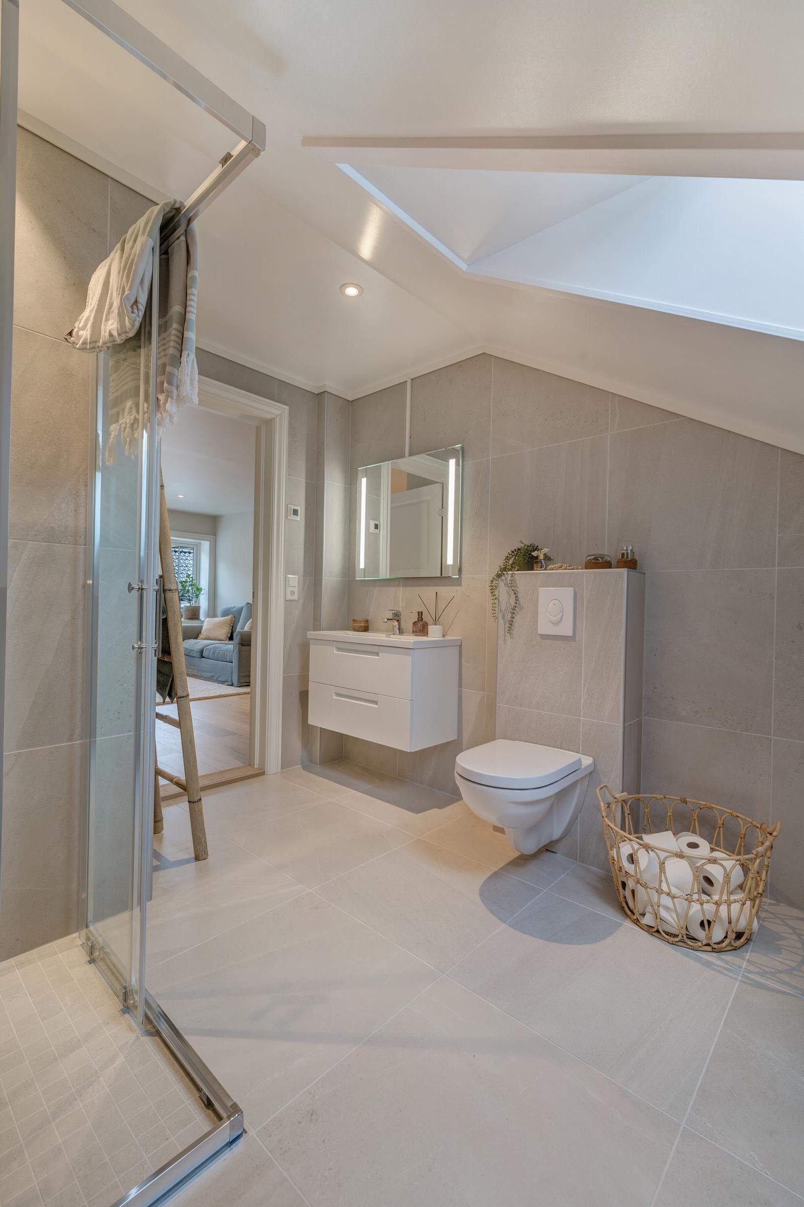Lekkert bad/wc med opplegg til vaskemaskin. Galleribilde