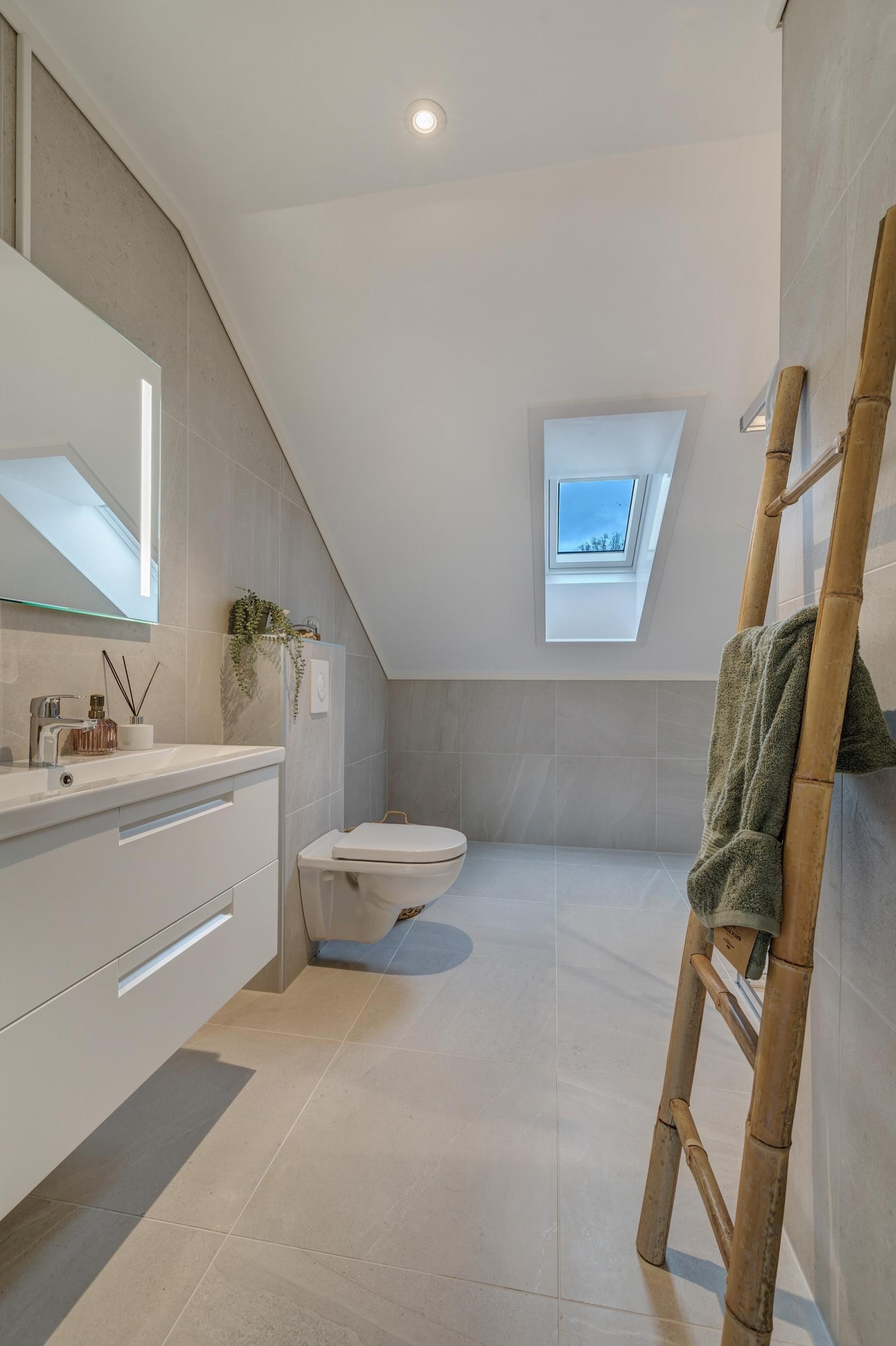 Lekkert bad/wc med opplegg til vaskemaskin. Galleribilde