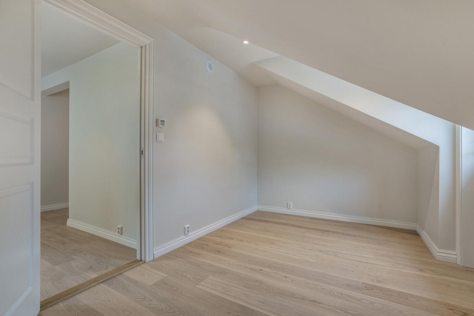 Soverom 2 med skyvedørsgarderobe. Galleribilde