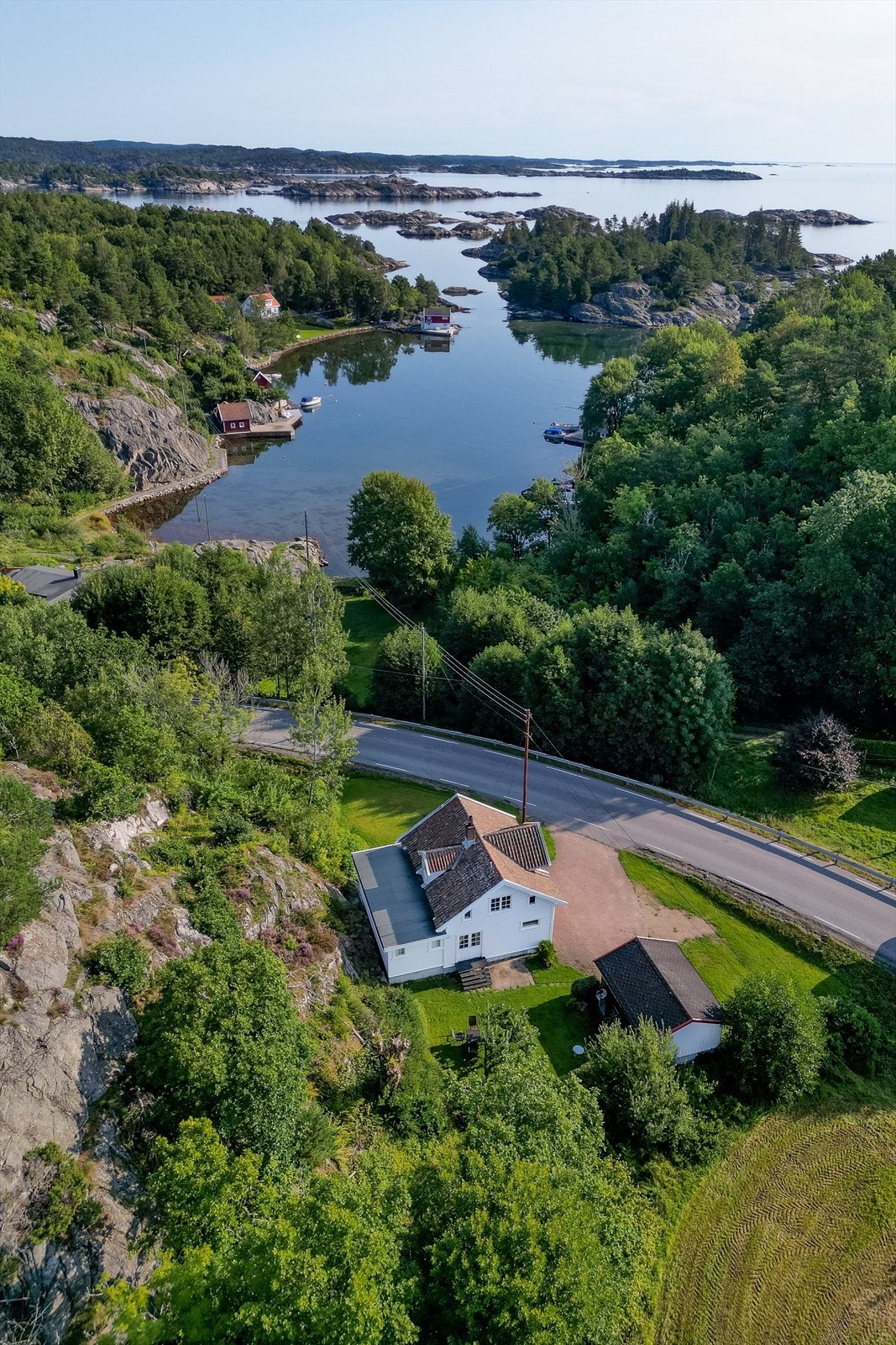 Beliggende i Ronna med sjøen i umiddelbar nærhet Galleribilde