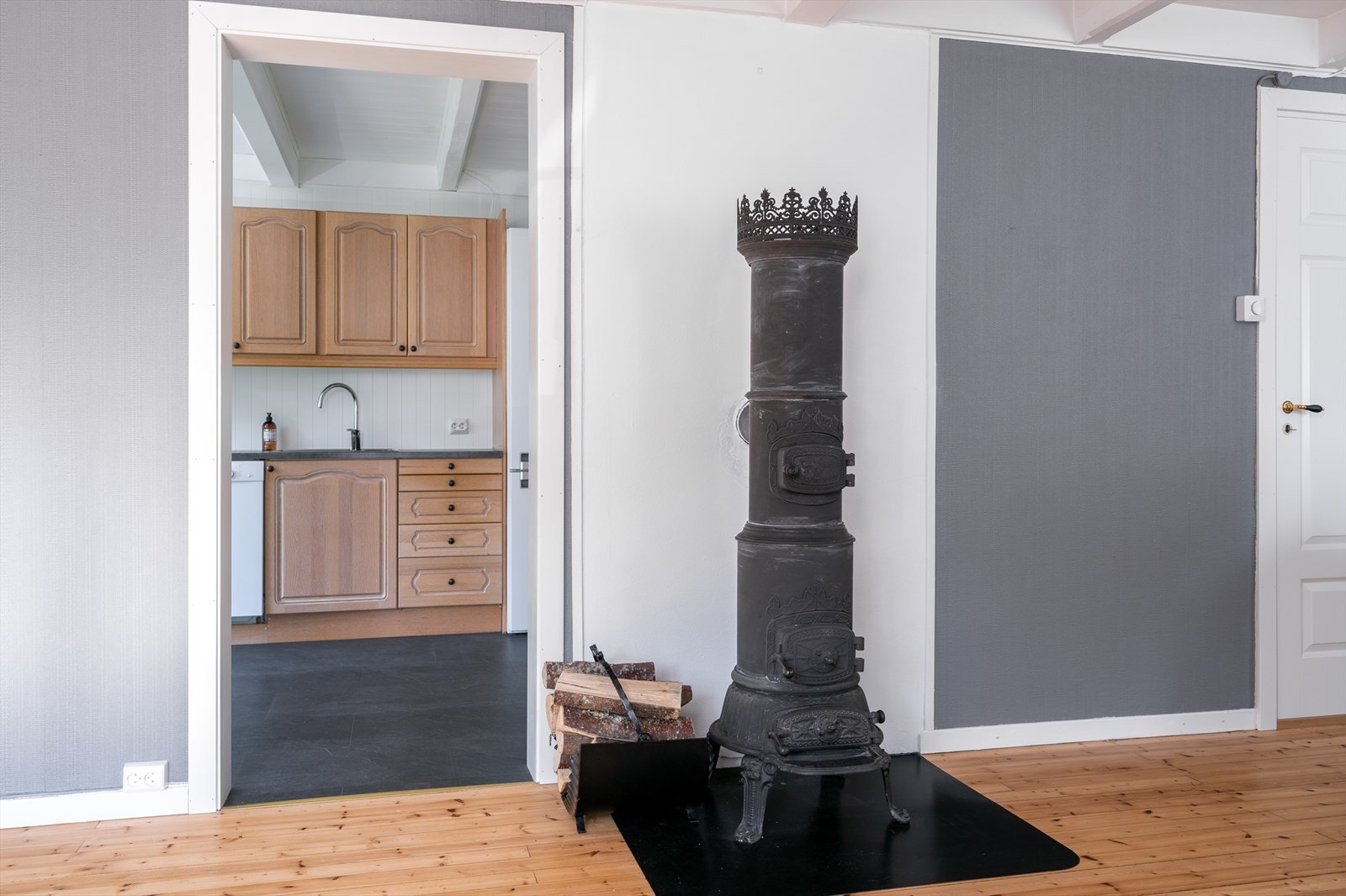 I stua er det ettermontert en staselig vedovn som kler huset godt Galleribilde