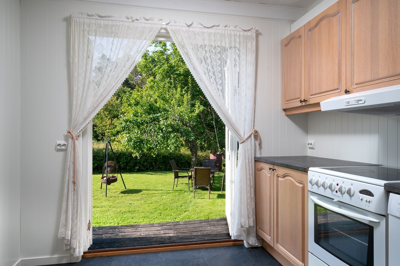 Kjøkkeninngangen er mye brukt som inngang, men hovedinngangen er på andre siden Galleribilde