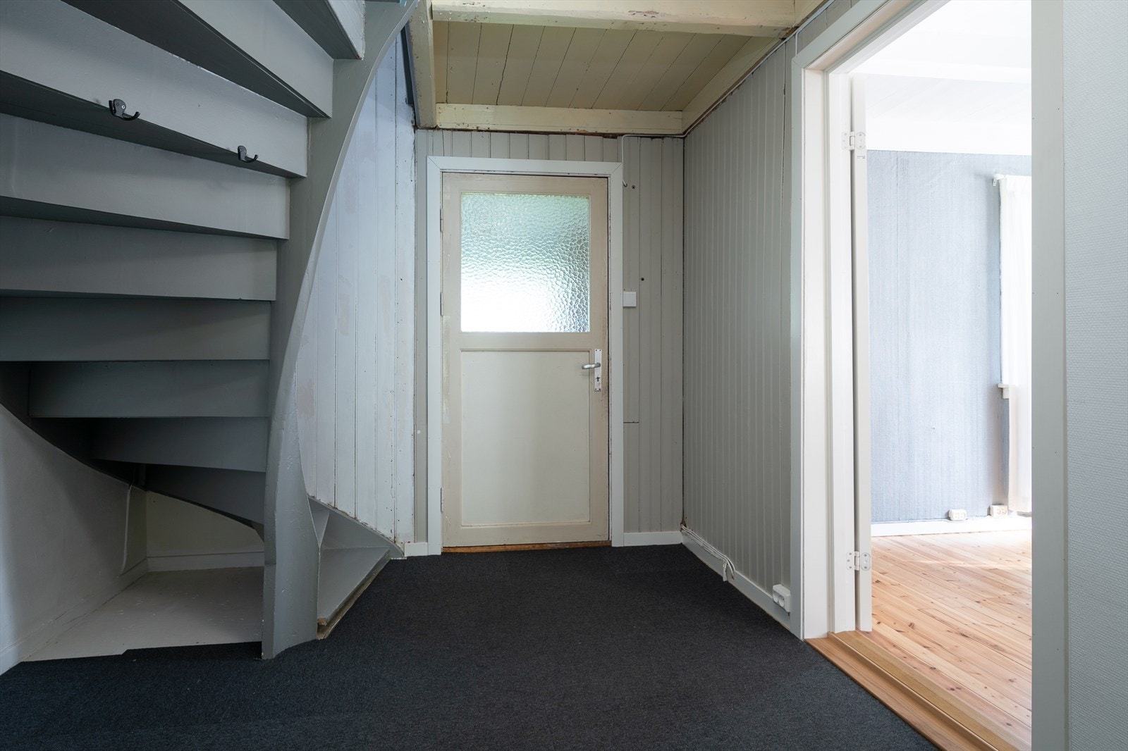 Fra ytre gangen kommer man inn i gang med trapp til 2.et. Galleribilde