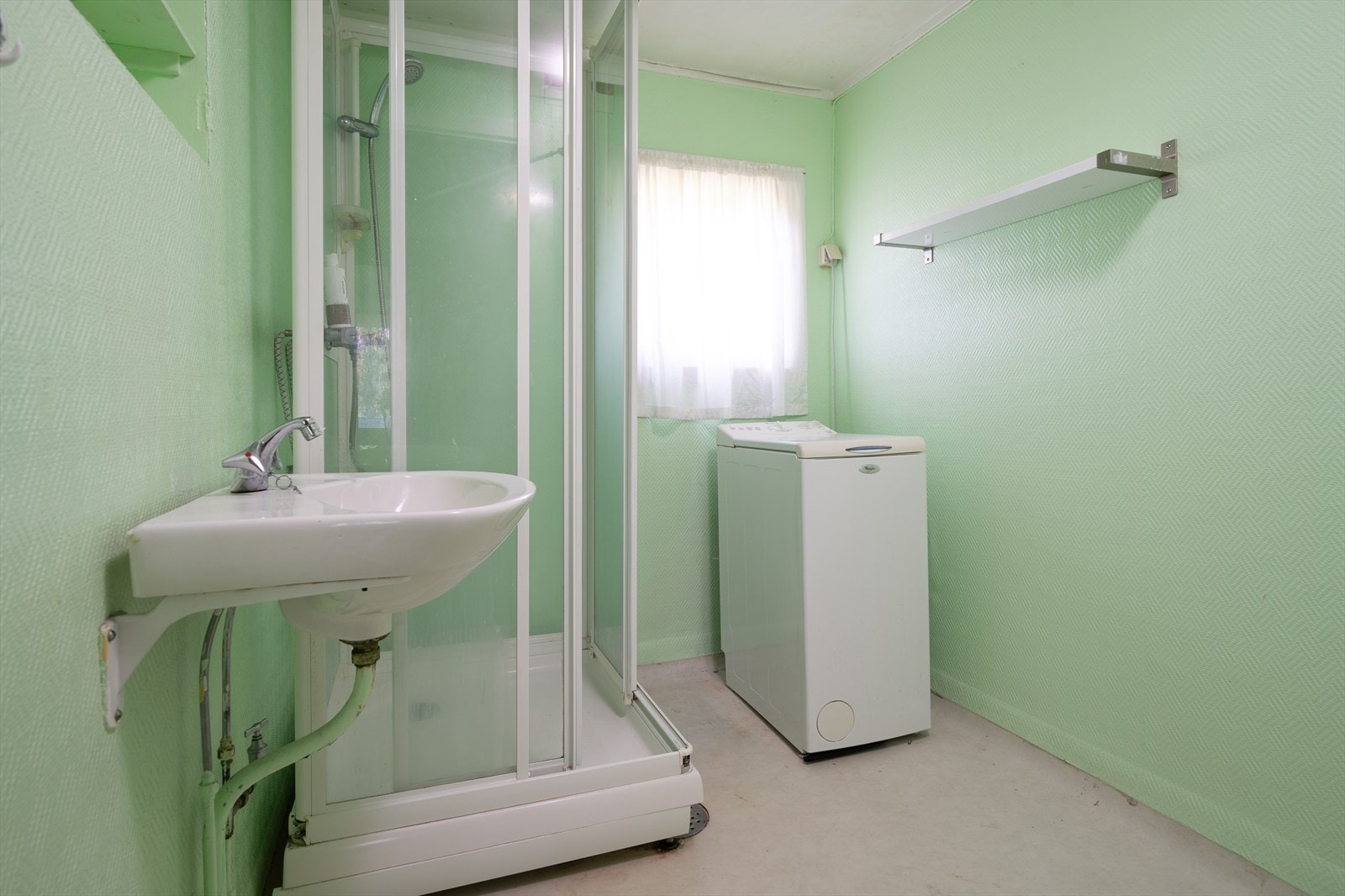 Eldre bad med dusjkabinett Galleribilde