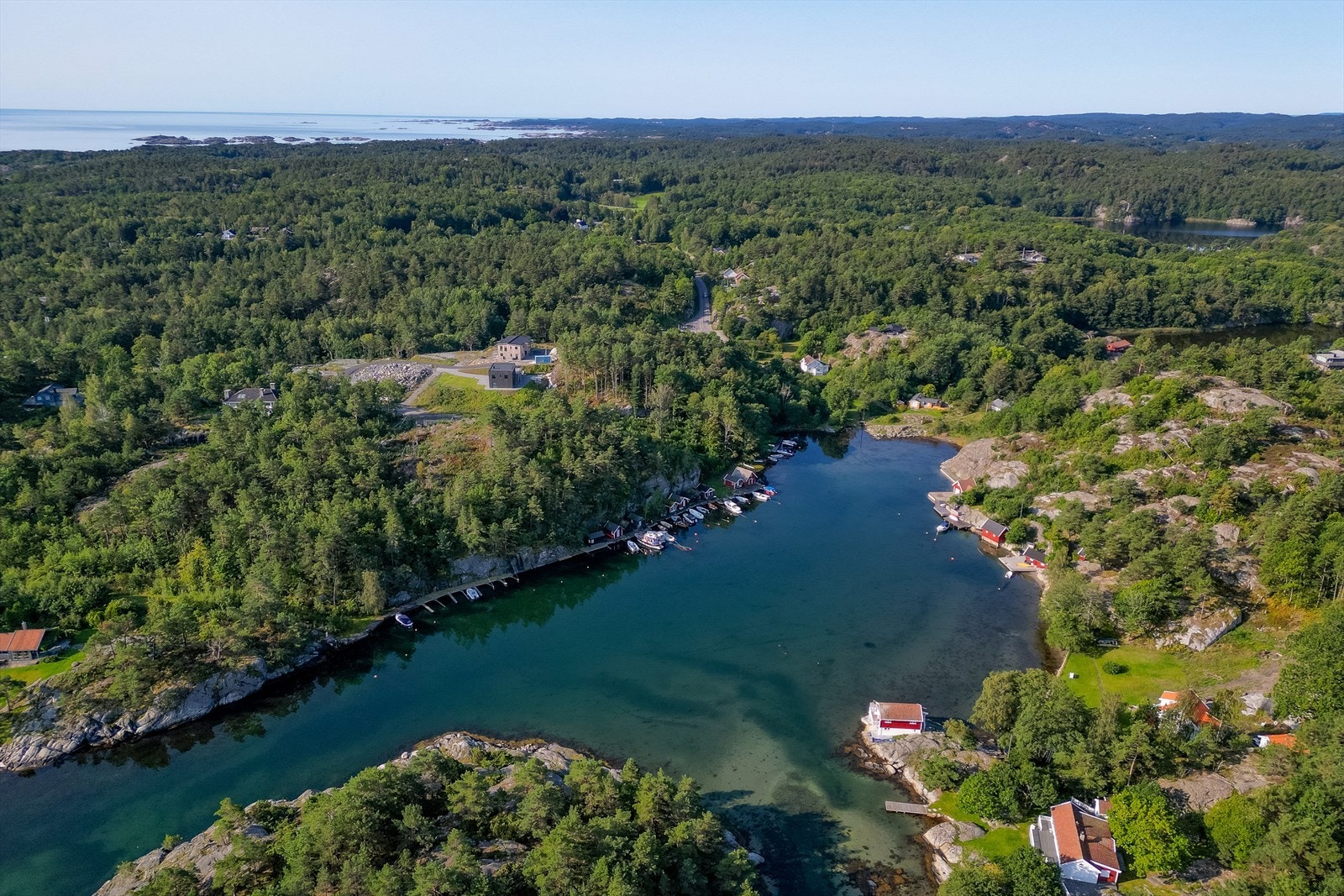 Dronebilde fra nærmiljø og bryggeplass Galleribilde