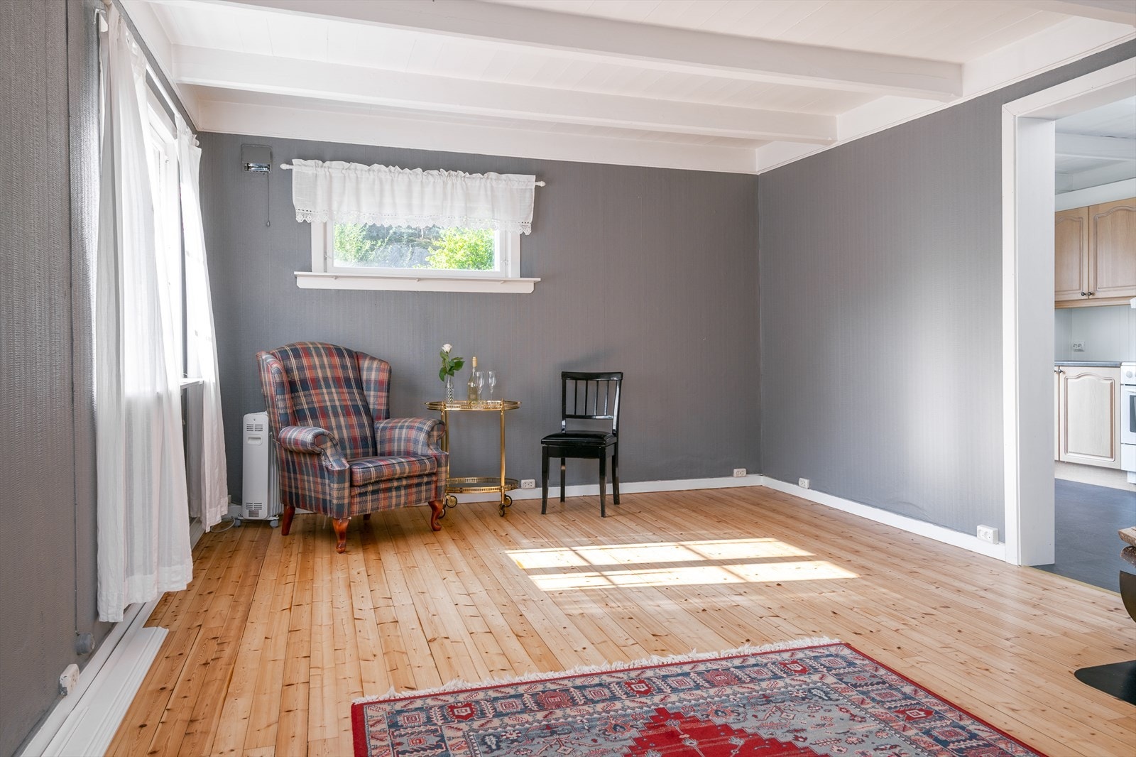 Stua er oppmalt i moderne grått Galleribilde