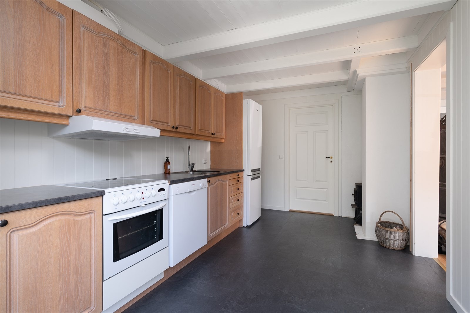 Nytt gulv på kjøkken og vedovn Galleribilde