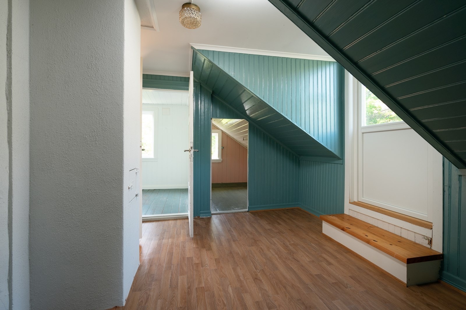 Loftsrom med dør ut til taket over tilbygg Galleribilde