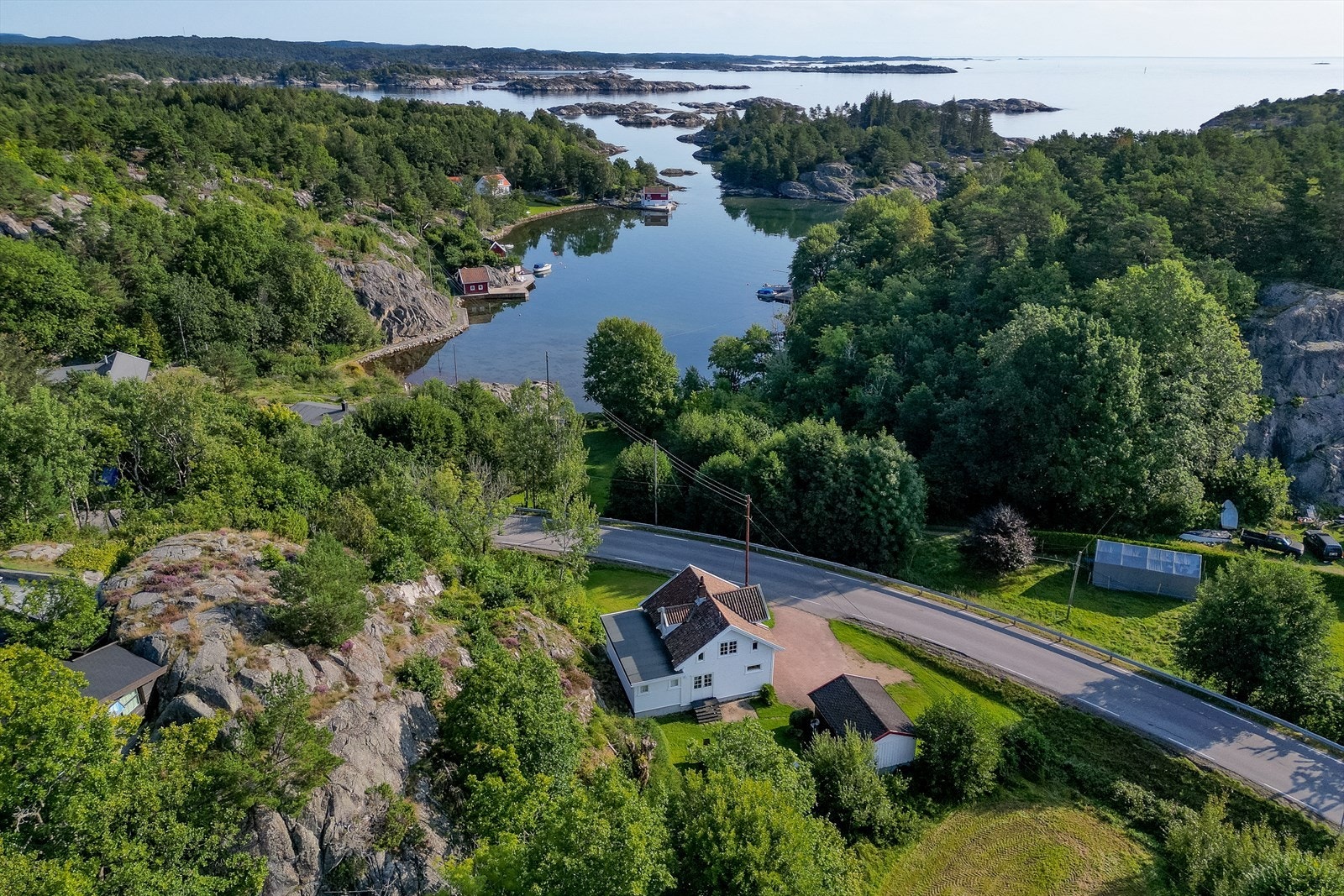 Beliggende i Ronna med sjøen i umiddelbar nærhet Galleribilde