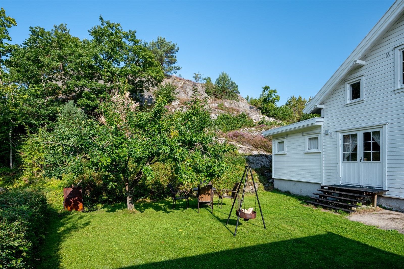 Kjøkkenutgangen fører rett ut i hagen Galleribilde