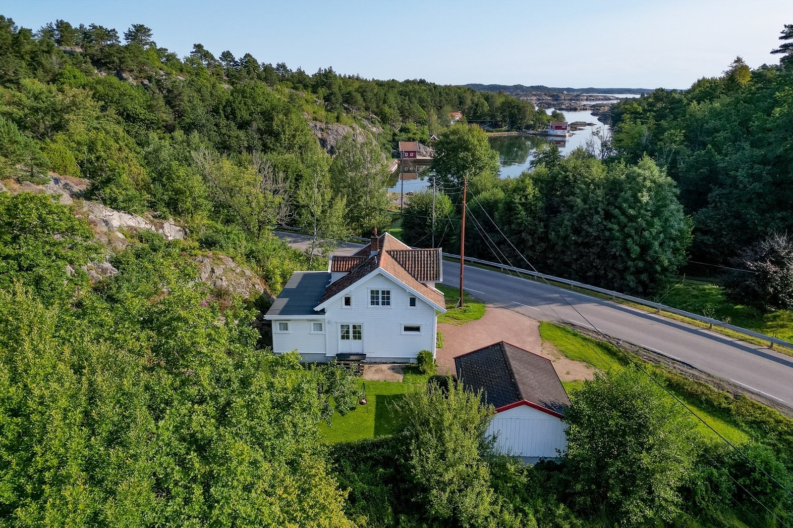 Beliggende i Ronna med sjøen i umiddelbar nærhet Galleribilde