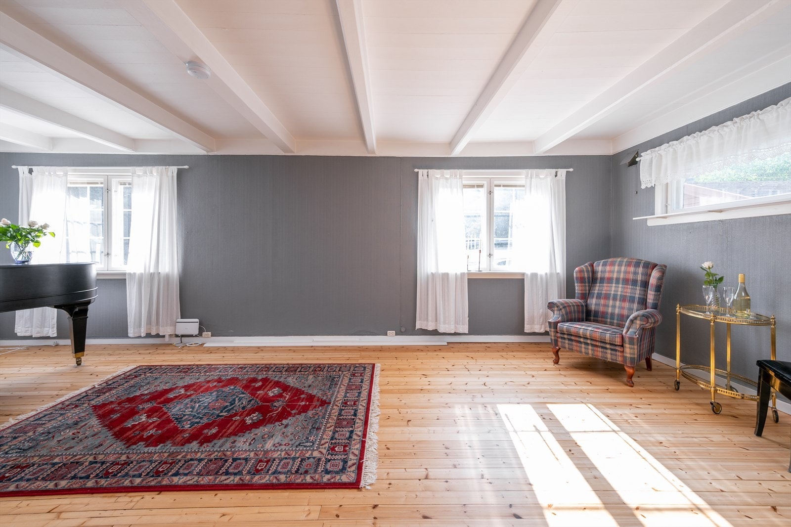 Hyggelig stue med slipte tregulv Galleribilde