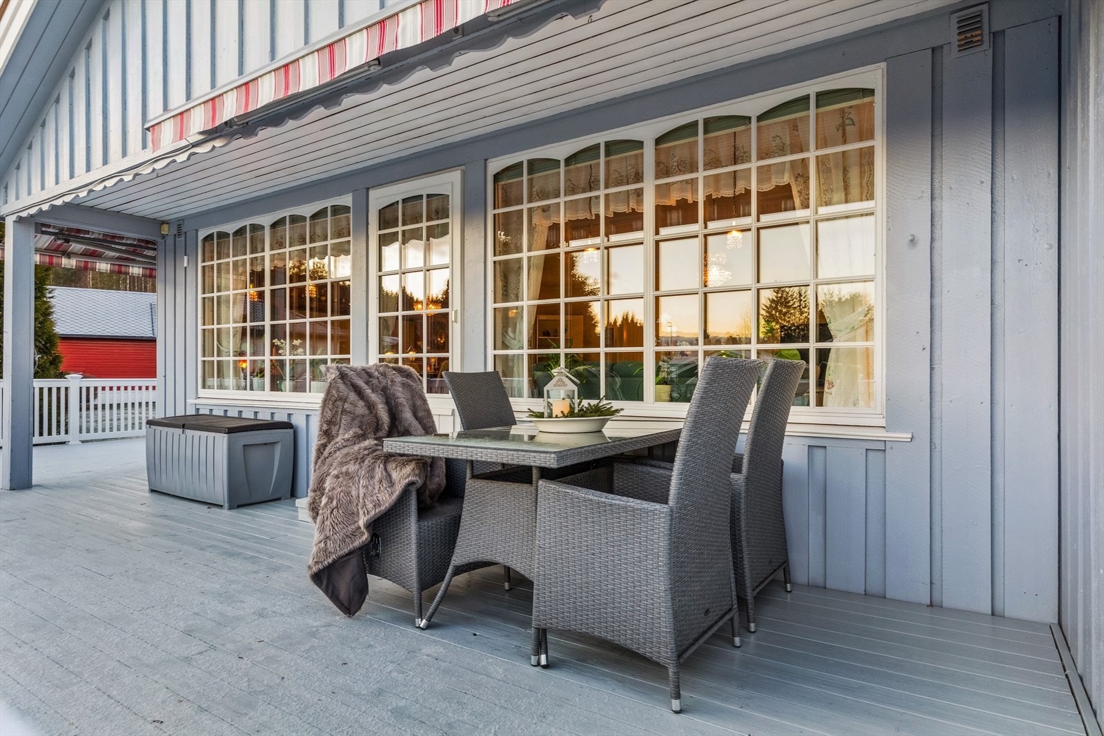 Delvis overbygget del med elektrisk terrassemarkise. Galleribilde