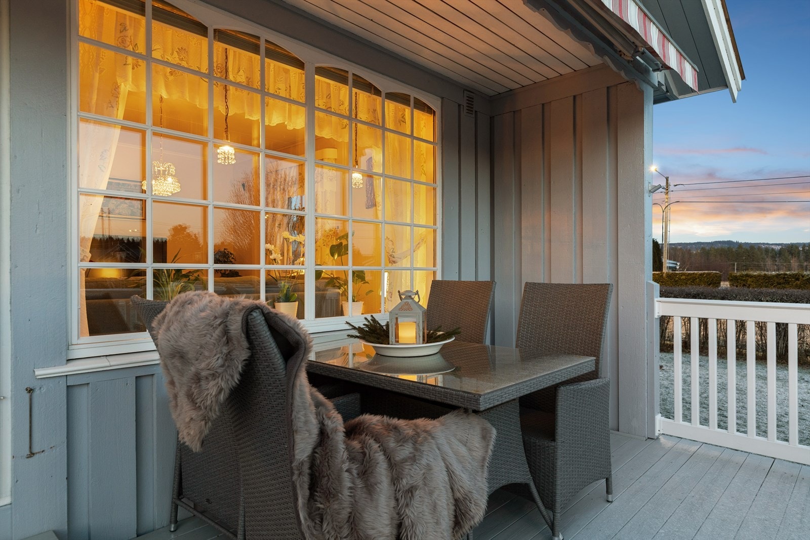 Kveldsstemning på terrassen. Galleribilde