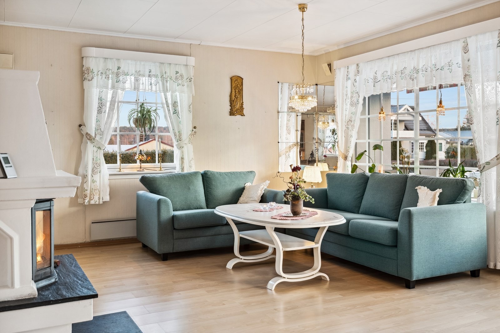 Store vinduer som slipper inn godt med dagslys. Galleribilde