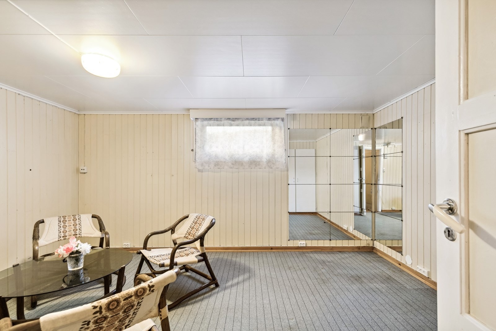 Romslig kjeller med trapperom, treningsrom, vaskerom, mellomgang og 2 boder. Galleribilde