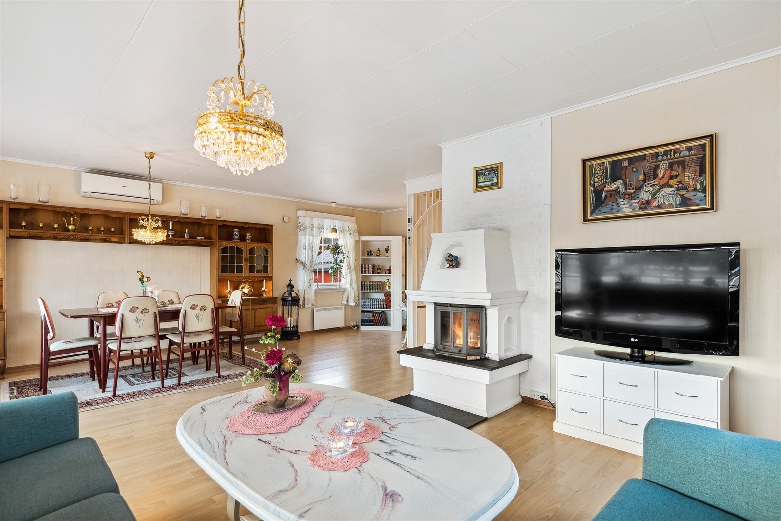 Lys og romslig stue. Galleribilde