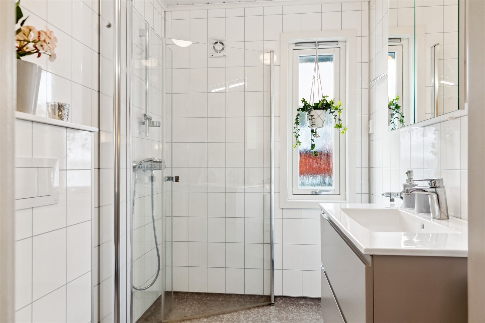 Lyst og pent bad fra 2019 med vinylbelegg m/varme i gulv, våtromsplater på vegger. Galleribilde