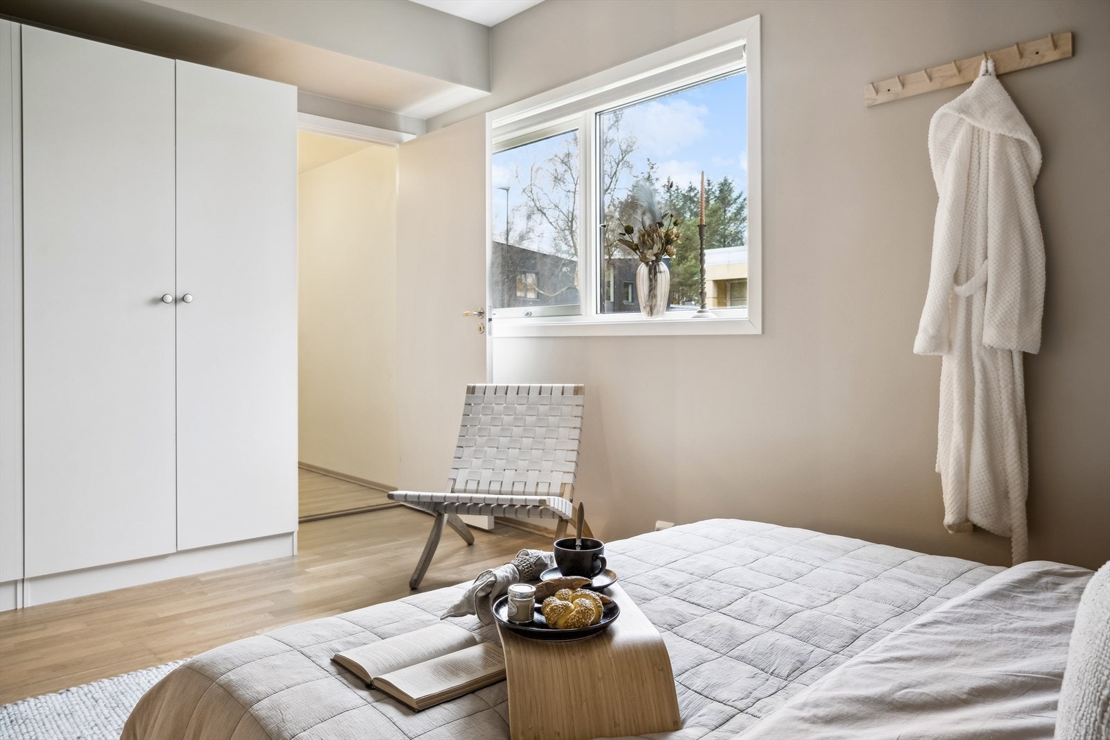 I tilknytning til hovedsoverommet finnes det også en bod, som godt kan fungere som garderobe. Galleribilde