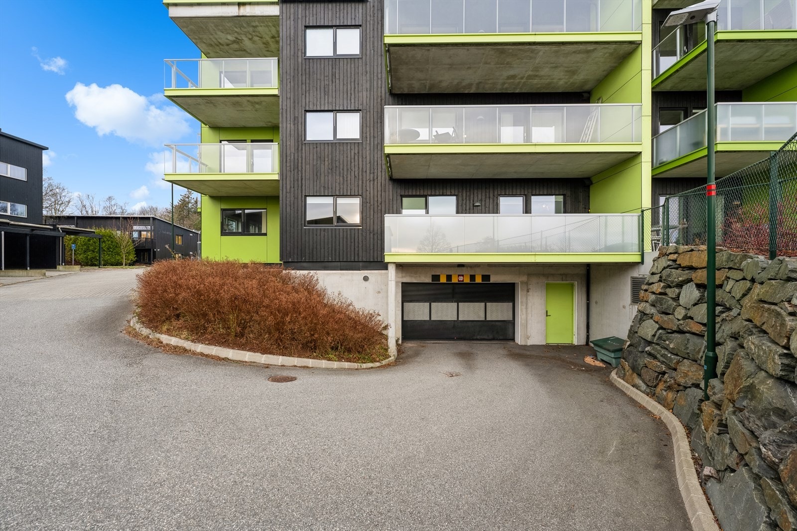 I tillegg er det lagringsplass i disponibel sportsbod i tilknytning til garasjeanlegget og fast parkeringsplass. Galleribilde