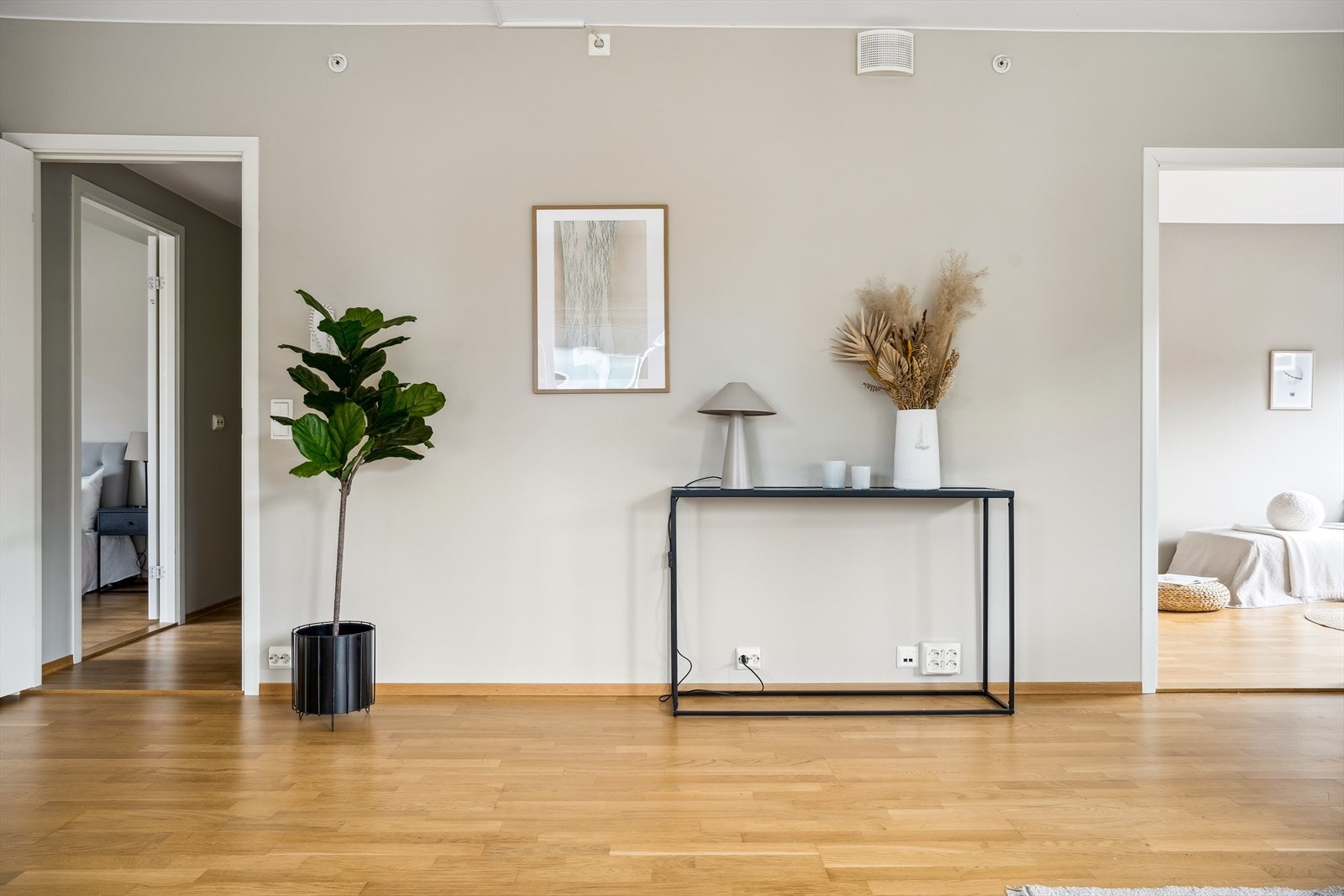 Leiligheten har gjennomgående tre stavs eikeparkett på gulv foruten om bad som er flislagt. Galleribilde