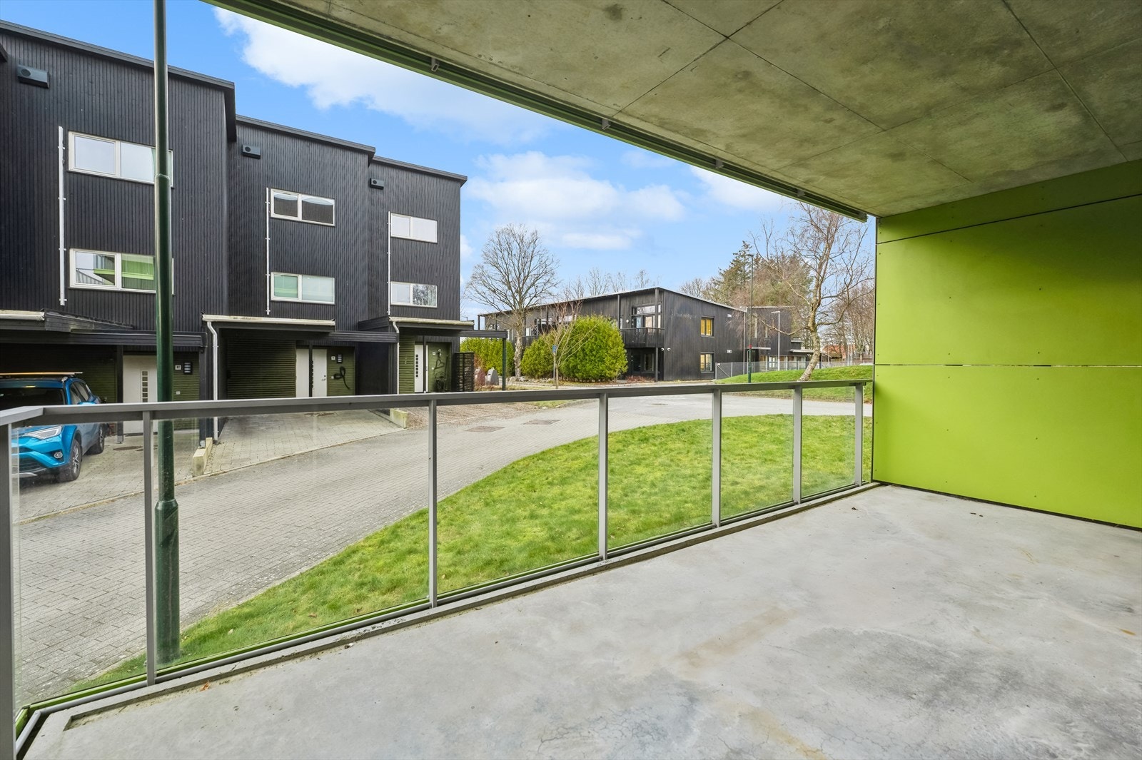 Terrasse på bakkeplan vendt mot vest med gode solforhold Galleribilde