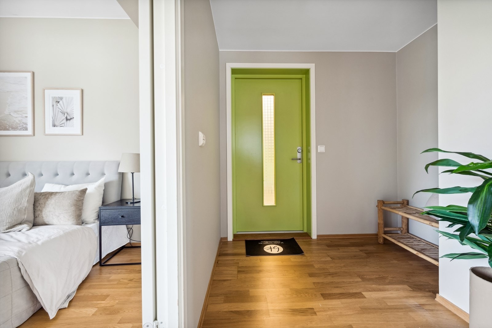 Entreen er innbydende med god plass til å henge fra seg yttertøy. Galleribilde