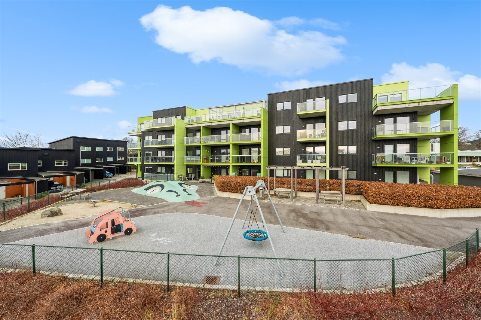 Her bor du i kort avstand til det meste du måtte trenge i hverdagen. En liten sykkel- eller biltur unna er Stadionparken som kan tilby flere butikker, cafeer og restauranter. Galleribilde