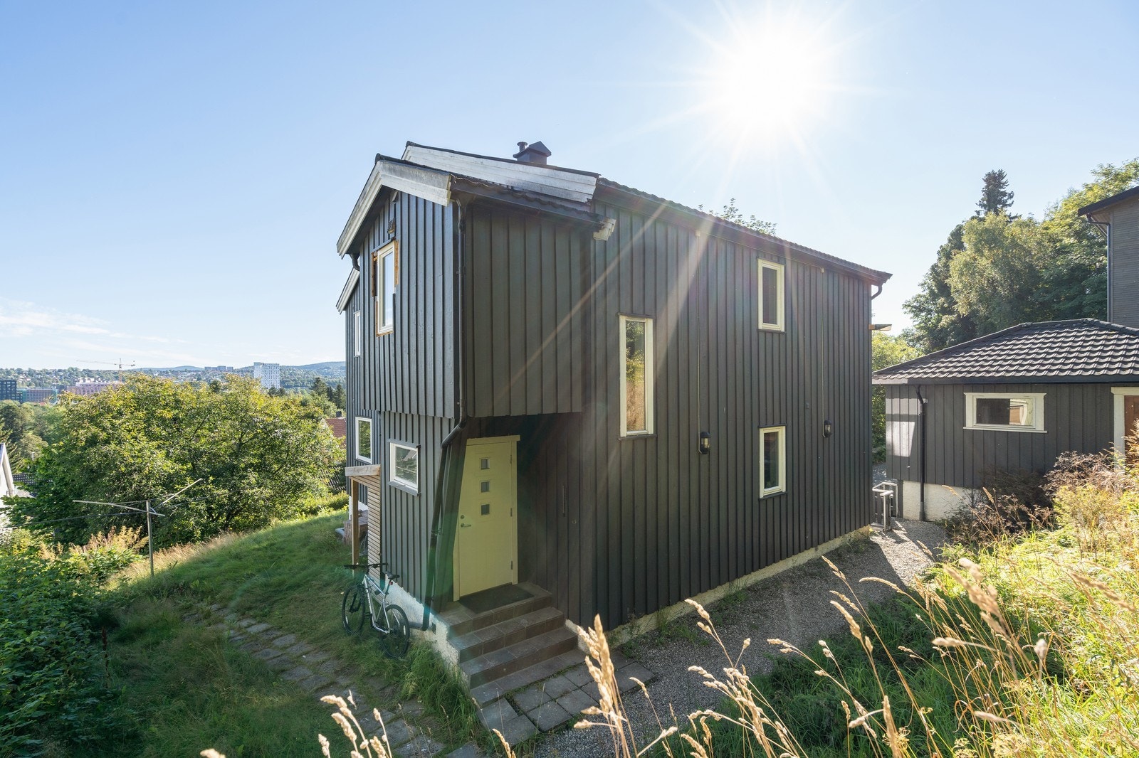 Inngang på baksiden av bygget deles med kollektiv i etasjen over. Galleribilde