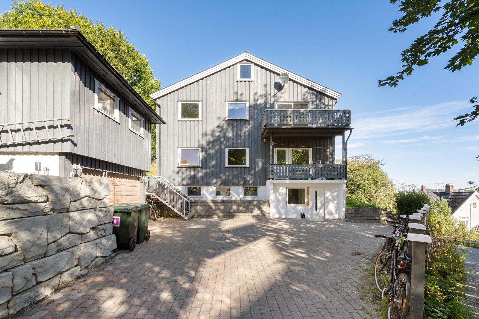 Stor gårdsplass med mulighet for parkering etter avtale Galleribilde
