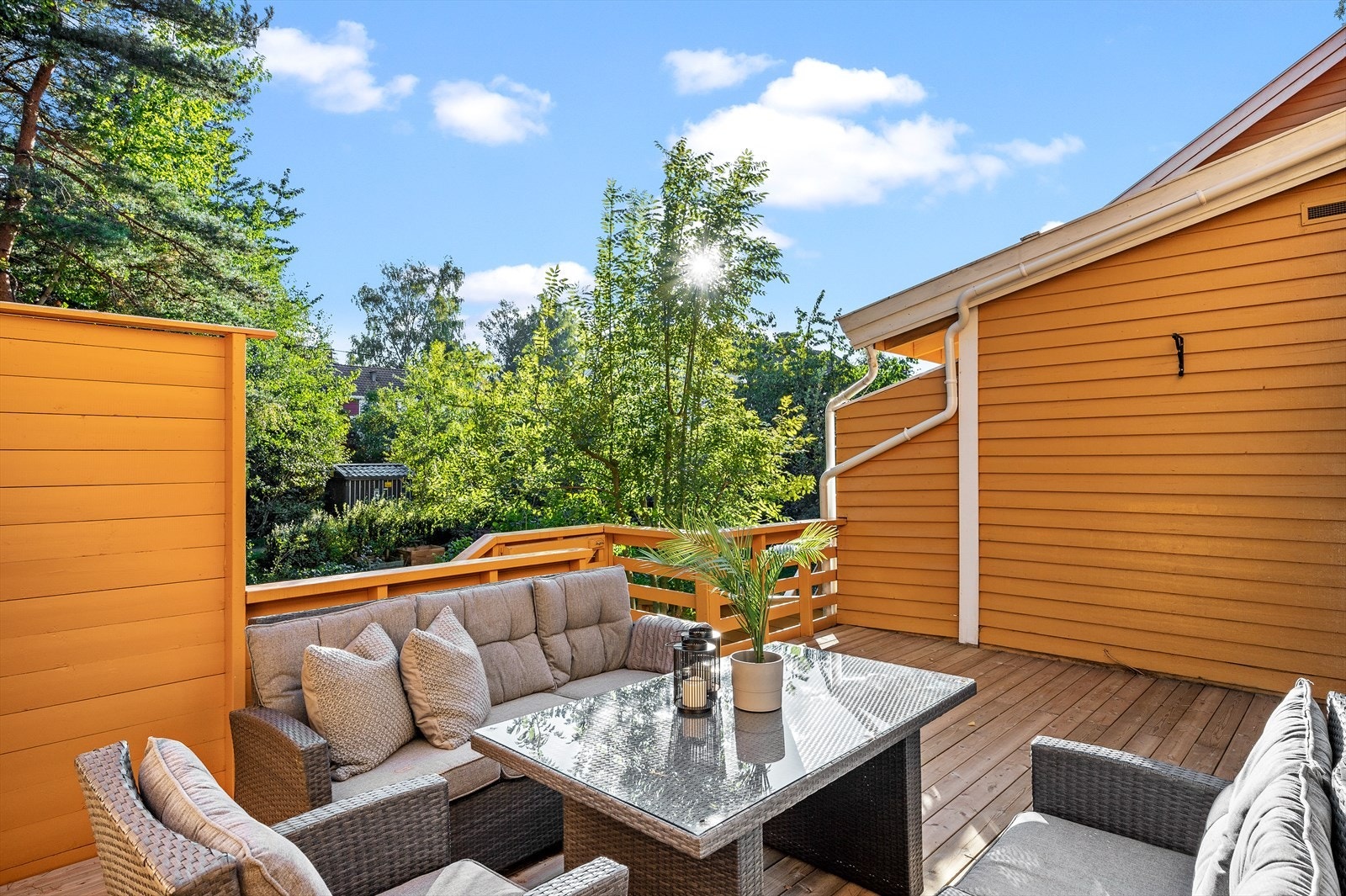 Boligen har herlige uteområder for varme sommerdager! Galleribilde