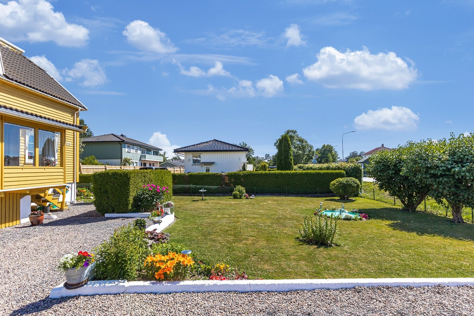 I hagen er det plass til å gjøre de fleste uteaktiviteter, og det er fint plass til en stor trampoline Galleribilde